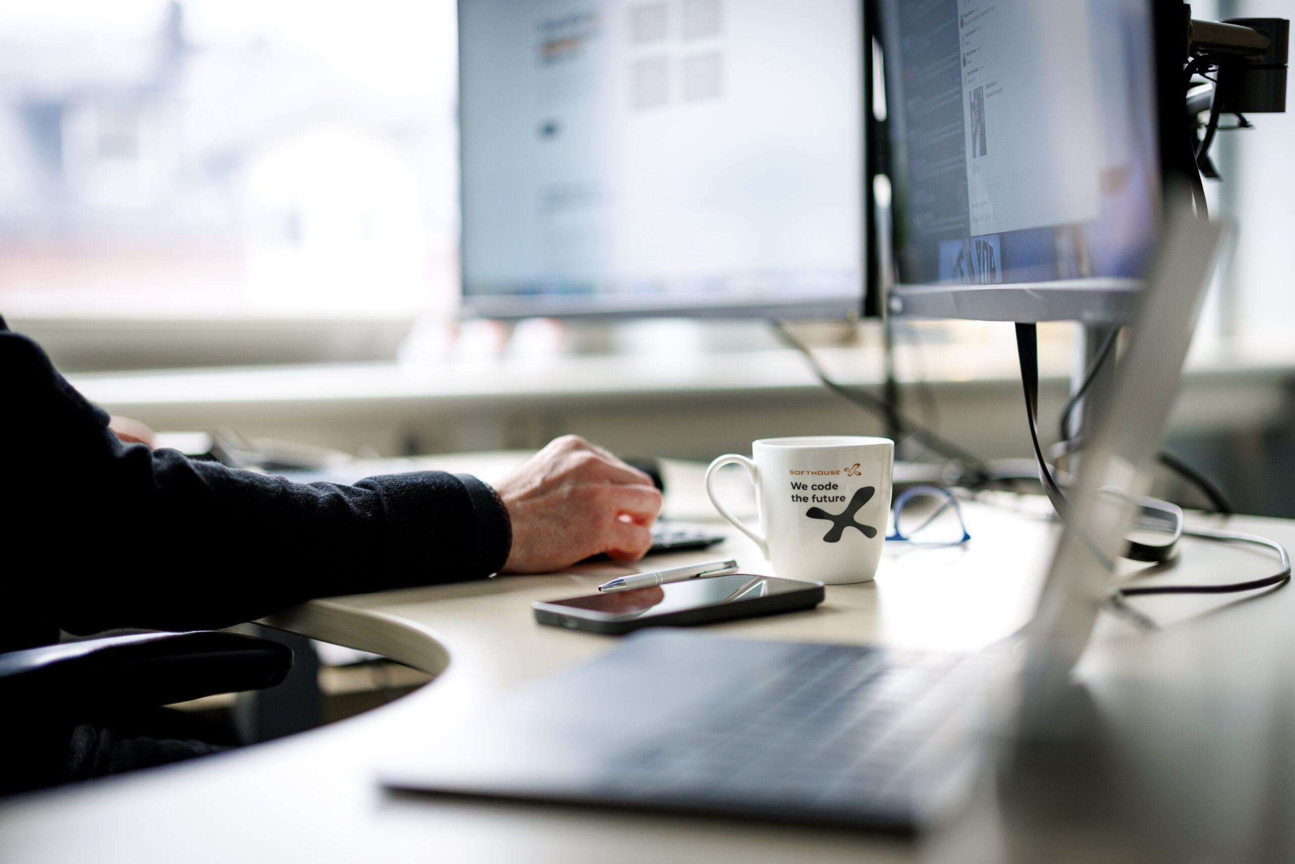 Vad är AI - Lär dig grunderna i artificiell intelligens. Vad menas egentligen med "AI", hur fungerar det – och varför pratar alla om det?